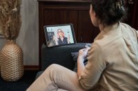 Woman,Psychologist,Sitting,At,Casual,Home,Office,And,Helping,Online