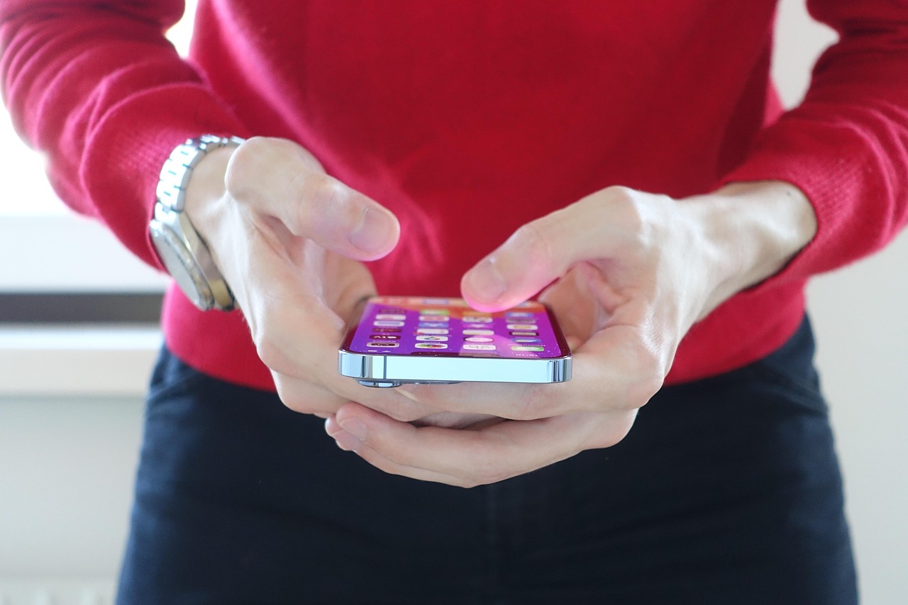 iphone-13-6655519_1280